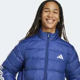 Campera acolchada de corte clásico en color azul, con cierre frontal completo y cuello alto. Presenta el logo de Adidas en el pecho y las icónicas tres tiras blancas en las mangas. Cuenta con tecnología Climawarm para aislamiento térmico y puños elásticos.
