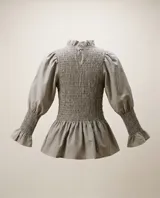 Blusa de algodón con estampado de cuadros vichy en tono gris, cuerpo y puños con nido de abeja fruncido, cuello alto y mangas largas abullonadas.