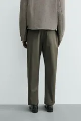 Pantalón chino de corte regular fit, confeccionado en tejido de algodón con elasticidad. Presenta bolsillos frontales, bolsillos traseros de vivo y cierre frontal con cremallera y botón.