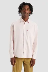 Camisa de manga larga color rosa claro, con cuello clásico, cierre frontal con botones, bolsillo en el pecho y logo de la marca en la etiqueta del bolsillo.