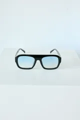 Lentes de sol con armazón de policarbonato en diseño carey y protección UV400.