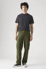 Pantalón cargo de corte recto en color verde oliva, con bolsillos laterales tipo cargo y cierre frontal con botón y cremallera.