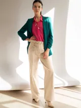 Pantalón de vestir color beige, de corte palazzo, con bolsillos laterales y cinturón con hebilla cuadrada.