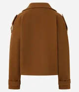 Saco corto de poliéster color marrón, de Marfinno, con cuello solapa amplio, doble botonadura frontal, mangas largas con puños ajustables y trabillas en los hombros.