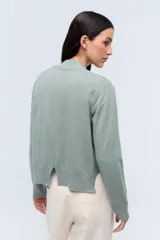 Cardigan rojo de tejido de punto liviano confeccionado en lana italiana.