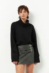 Polera color beige de poliéster reciclado, de cuello alto y manga larga.