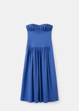 Vestido midi azul sin tirantes, con escote palabra de honor fruncido en el pecho, corte ajustado en el torso y falda amplia de corte evasé.