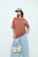 Remerón de manga corta color terracota con efecto gastado, silueta amplia y bolsillo aplicado con bordado de perro salchicha.