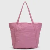Bolso tipo tote de diseño amplio y ligero, confeccionado en material resistente con acabado arrugado. Cuenta con doble asa larga para llevar al hombro y logo de la marca sutilmente grabado en el frente.