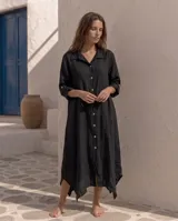 Vestido camisero largo y amplio, color rojo, de manga larga con presilla para arremangar, cuello camisero y cierre frontal con botones de nácar.