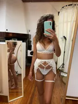 Portaligas negro de lycra y encaje con ligas ajustables.