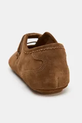 Bailarina deportiva de serraje color marrón, con diseño de doble tira en el empeine, una elástica y otra con cierre adhesivo. Presenta costuras decorativas en el cuerpo, suela plana y punta redonda.