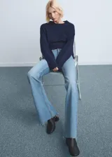 Jeans de corte recto y tiro medio, confeccionados en denim de algodón con un toque de elastano. Presentan un acabado clásico en tono azul claro con bajo desflecado.