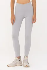 Calza larga gris de tiro alto, confeccionada en tejido de poliéster y elastano.