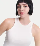Musculosa básica de cuello redondo, confeccionada en tejido rib de algodón con textura acanalada y ajuste al cuerpo.