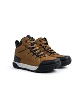Bota de trekking de caña alta modelo Alpes, confeccionada en ecocuero marrón con refuerzos negros en puntera y talón. Cuenta con cuello acolchado, ojalillos metálicos, cordones bicolores y suela dentada antideslizante con entresuela blanca.