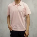 Chomba rosa de piqué de algodón, con cuello clásico, manga corta y logo bordado en el pecho.