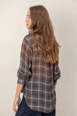 Camisa de manga larga con estampado de leopardo, cuello clásico y cierre frontal de botones. Presenta un corte holgado y puños abotonados.