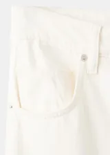 Jeans de tiro alto y diseño balloon en color blanco, con estilo vaquero, trabillas para cinturón, cinco bolsillos tradicionales y cierre frontal de botón y cremallera.
