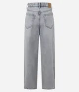 Pantalón de jean estilo baggy con corte holgado y recto, de tiro alto, con trabillas en la cintura, cierre tradicional y bolsillos laterales y traseros.