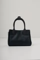 Cartera de mano Rotunda confeccionada en cuero negro, con diseño estructurado, doble asa superior y cierre lateral con cremallera metálica.