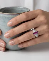 Anillo de plata con piedras naturales, diseño central rectangular con rubíes en corte baguette y pavé de circons en los laterales.
