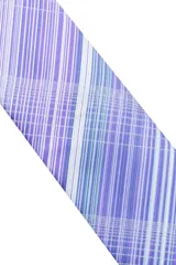 Corbatín lila con micro puntos azules, de 5 cm de ancho, incluye un pañuelo a juego de 27x27 cm.