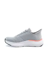 Championes deportivos Umbro modelo Flux para mujer, de color gris con detalles en coral y blanco, con capellada de malla transpirable y suela amortiguada.