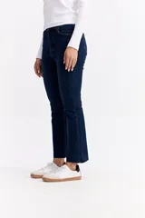 Jean de corte recto y tiro alto, color negro, con terminación de ruedo desflecado y largo crop.