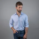 Camisa sport blanca de manga larga, confeccionada en 100% algodón, con cuello clásico y logo bordado en el pecho.