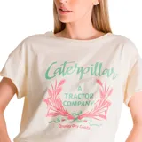 Remera color crema de corte holgado con estampado frontal de la marca Caterpillar en verde y rosa.