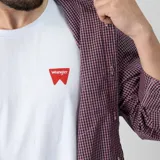 Camisa Wrangler regular fit con estampado a cuadros en tonos rojo y negro. Confeccionada en 100% algodón.