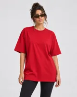 Remerón oversize de manga corta y cuello redondo, color rojo liso.