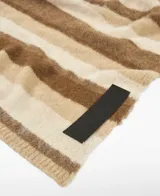 Bufanda de punto cardado con diseño de rayas horizontales en tonos marrones y beige.