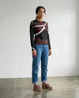 Remera de manga larga con cuello redondo y diseño estampado con trazos orgánicos en tonos chocolate, negro y marfil.