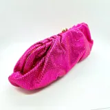 Bolso de mano tipo clutch con efecto plisado y cubierta de strass fucsia. Incluye asa corta y larga desmontable de cadena plateada.