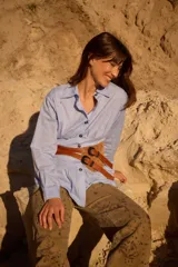 Cinturón de cuero con diseño de doble hebilla y correas superpuestas, pensado para usar a la altura de la cadera. Presenta una estructura de capas que aporta profundidad y detalle al accesorio.