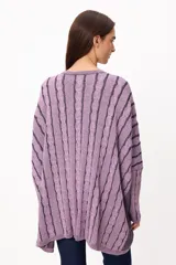 Sweater de tejido artesanal con diseño de rayas verticales en tonos camel y beige, corte holgado, cuello redondo y puños altos ajustados.