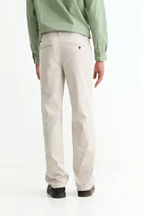 Pantalón de hombre color naranja quemado, de corte recto y tiro medio.