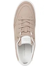 Zapatillas Tommy Hilfiger Essential de lona color beige con plataforma blanca, detalles metálicos dorados y talón en cuero sintético blanco con ribete dorado.