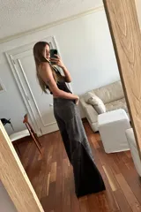 Pantalón wide leg confeccionado con tres cueros ovinos distintos: chocolate, gris desgastado y gamuza chocolate.