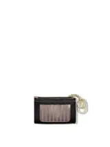 Billetera y tarjetero negro de textura granulada con llavero integrado, bolsillo superior con cremallera y ventana exterior transparente para identificación.