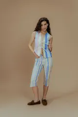 Pantalón capri a rayas verticales en tonos pastel, confeccionado en gabardina elastizada.