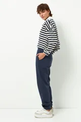 Pantalón de jogging azul marino, de corte holgado, con bolsillos laterales y elástico en la cintura y puños.