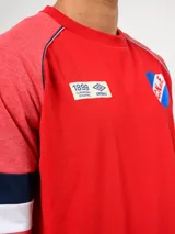 Buzo de cuello redondo del Club Nacional de Football, color azul marino con mangas grises y franjas rojas y blancas en los brazos. Incluye el escudo del club en el pecho y logos de Umbro y BBVA.