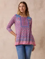 Blusa de modal estampado con cuello redondo y mangas 3/4. Tiene apliques de brillos en el frente.