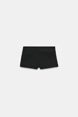 Shorts mini de tiro bajo color gris, con cierre lateral con cremallera oculta en costura.