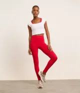 Remera cropped deportiva blanca de microfibra, con cuello redondo, manga corta y estampa lettering.