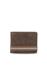 Billetera de cuero sintético color marrón oscuro, con diseño plegable y detalle de banda elástica decorativa con rayas horizontales en tonos beige y blanco en la parte frontal.