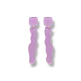 Par de aros colgantes con base cuadrada rosa y pieza colgante ondulada roja.